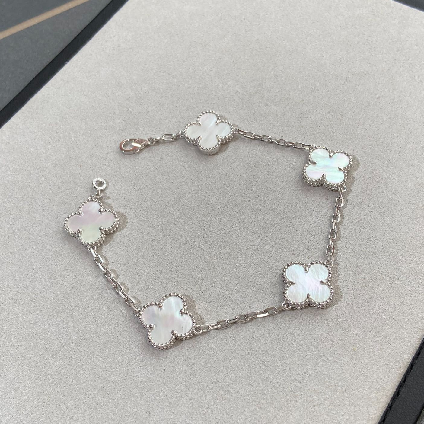[Lira Jewelry]CLOVER WHITE PEARL MOP 5 MOTIF BRACELET COLLECTION