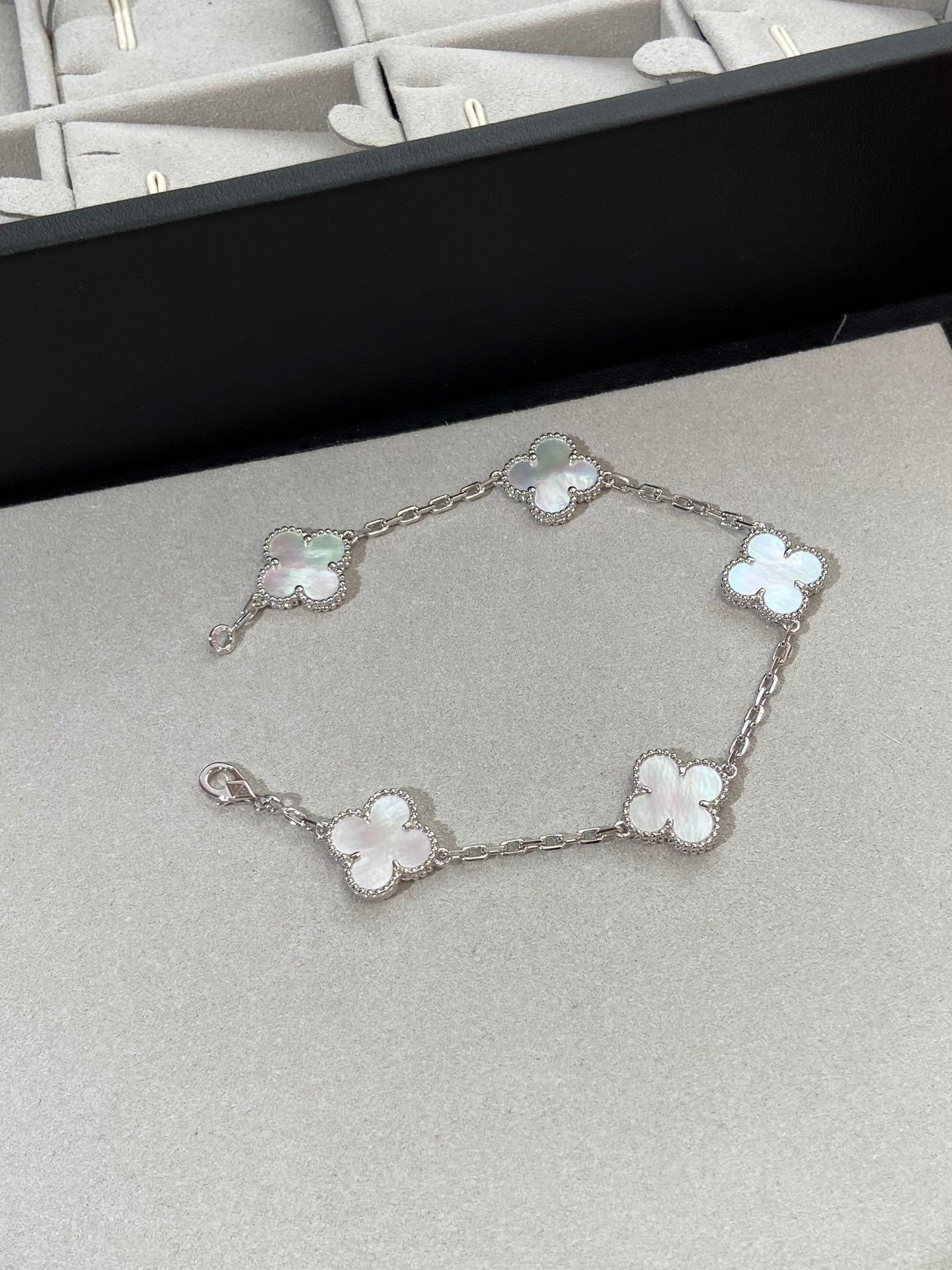 [Lira Jewelry]CLOVER WHITE PEARL MOP 5 MOTIF BRACELET COLLECTION