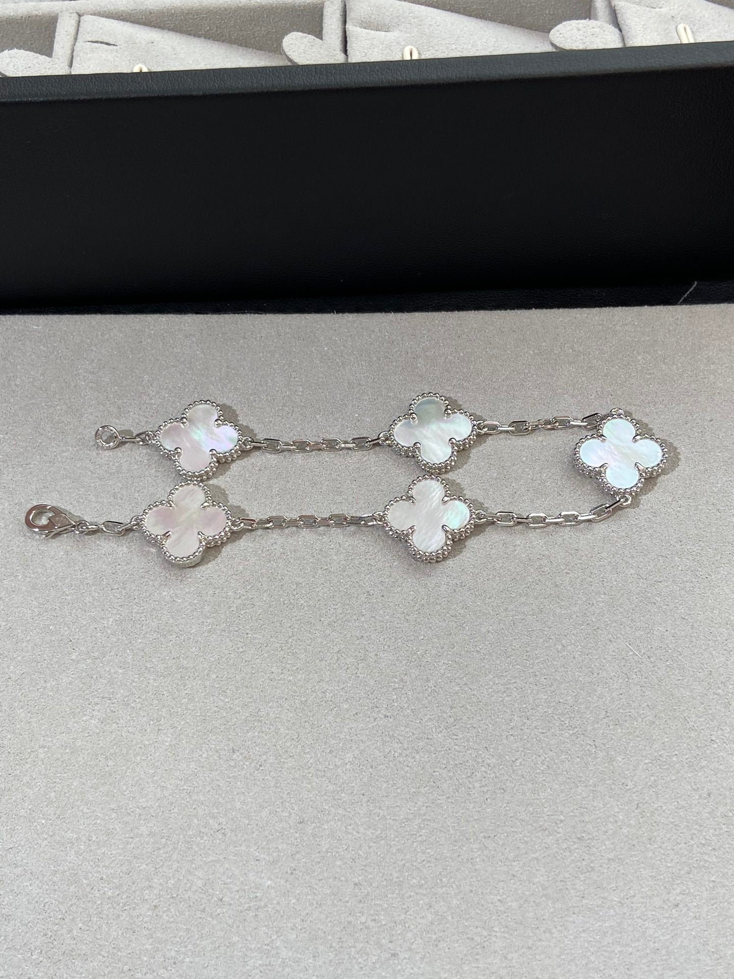 [Lira Jewelry]CLOVER WHITE PEARL MOP 5 MOTIF BRACELET COLLECTION