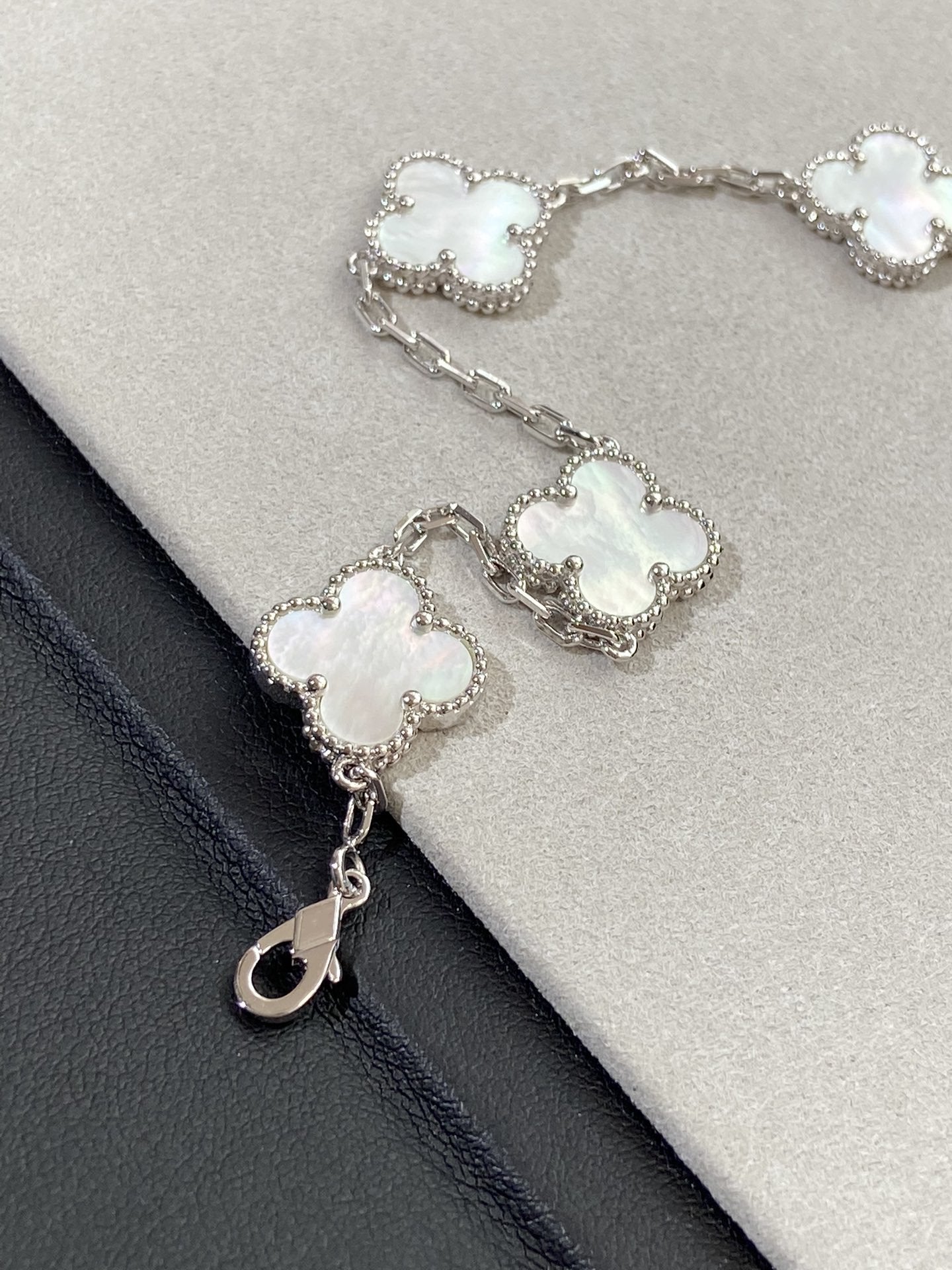 [Lira Jewelry]CLOVER WHITE PEARL MOP 5 MOTIF BRACELET COLLECTION
