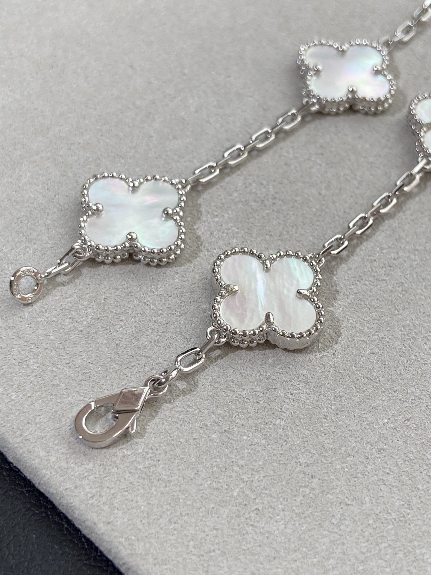 [Lira Jewelry]CLOVER WHITE PEARL MOP 5 MOTIF BRACELET COLLECTION