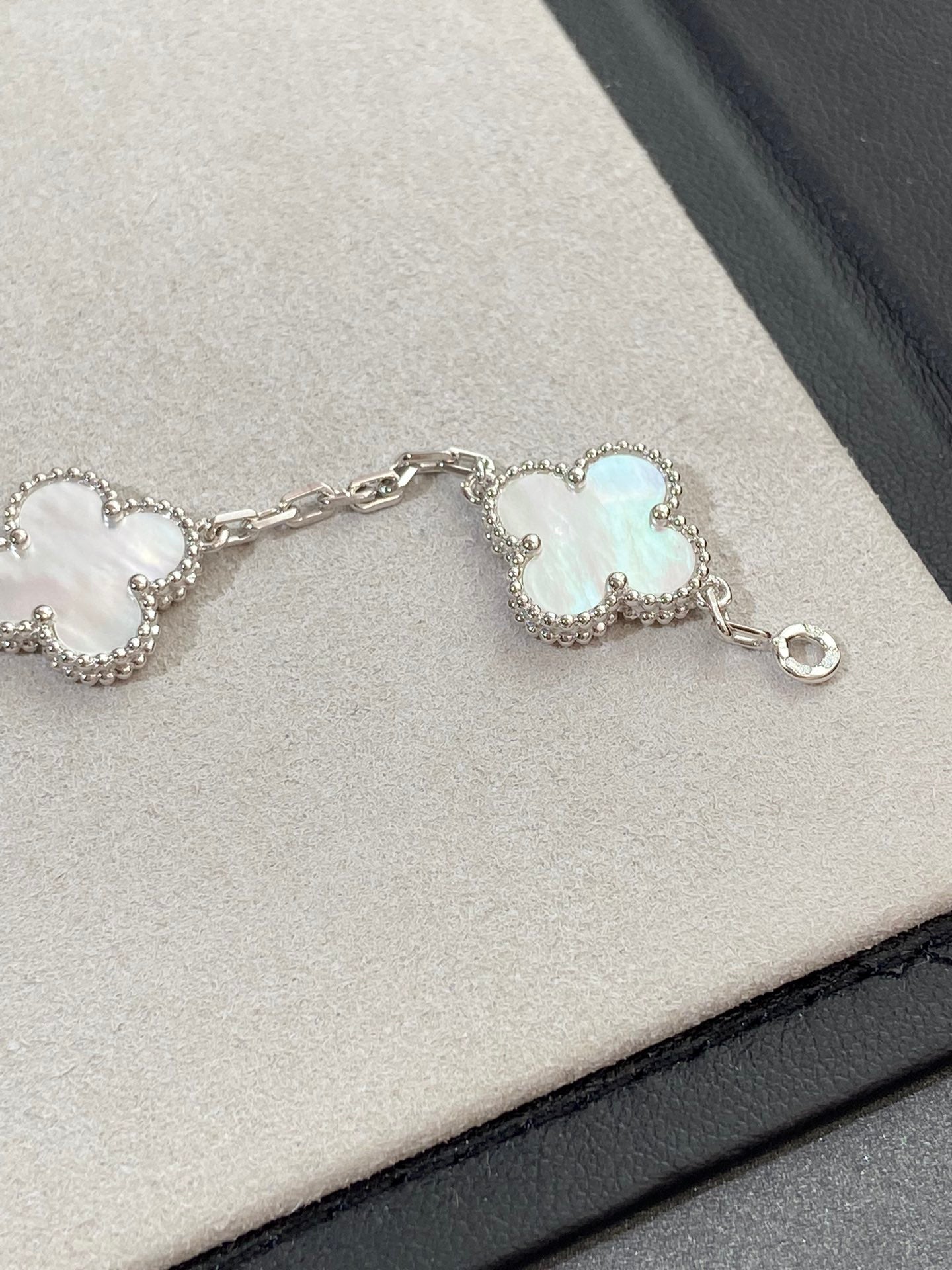 [Lira Jewelry]CLOVER WHITE PEARL MOP 5 MOTIF BRACELET COLLECTION