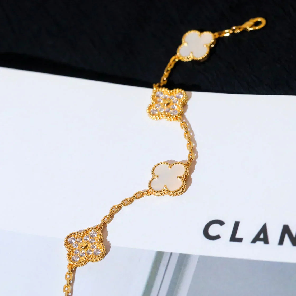 [Lira Jewelry]CLOVER WHITE PEARL MOP 5 MOTIF BRACELET COLLECTION