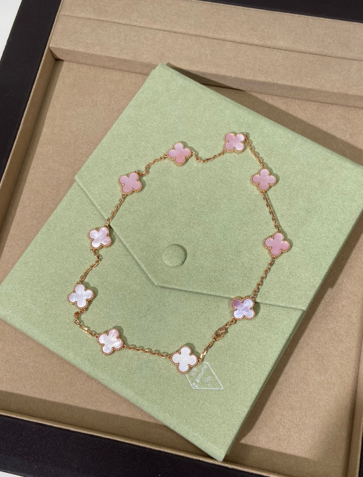 [Lira Jewelry Jewellery] Pink Necklace with Ten Clover Designs