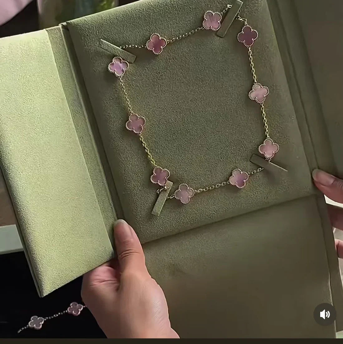 [Lira Jewelry Jewellery] Pink Necklace with Ten Clover Designs