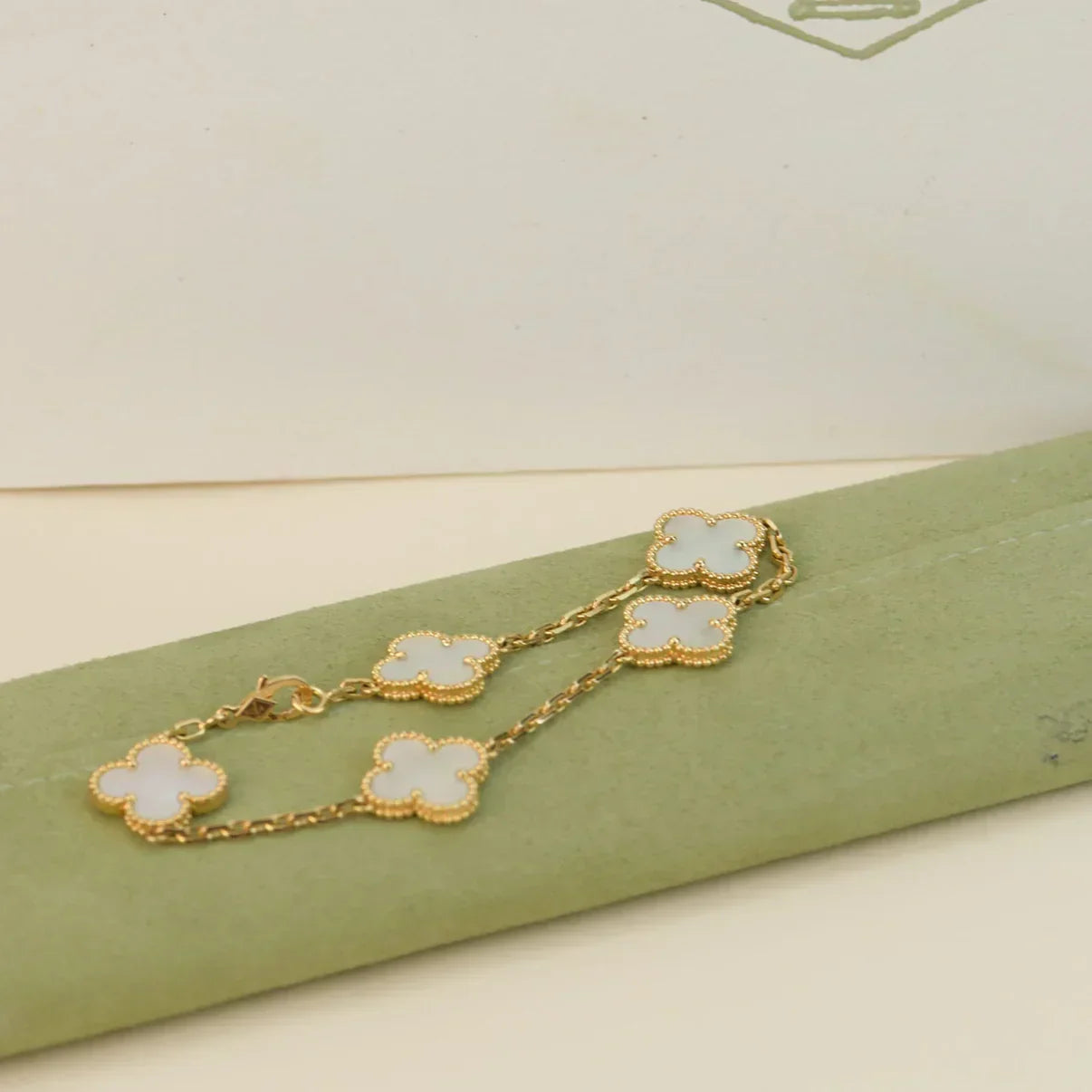 [Lira Jewelry]CLOVER WHITE PEARL MOP 5 MOTIF BRACELET COLLECTION