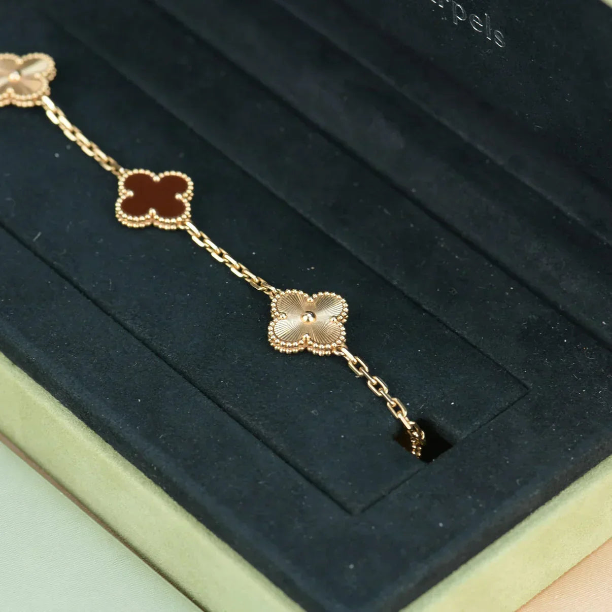 [Lira Jewelry] CLOVER 5 MOTIF RED CORNELIAN BRACELET COLLECTION
