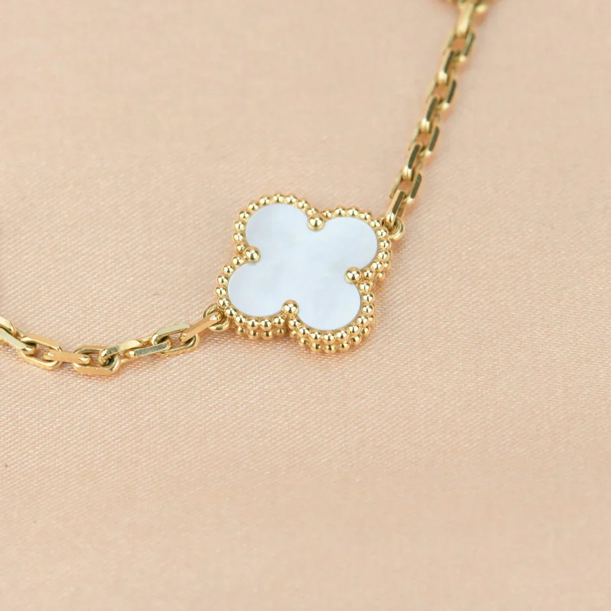 [Lira Jewelry]CLOVER WHITE PEARL MOP 5 MOTIF BRACELET COLLECTION