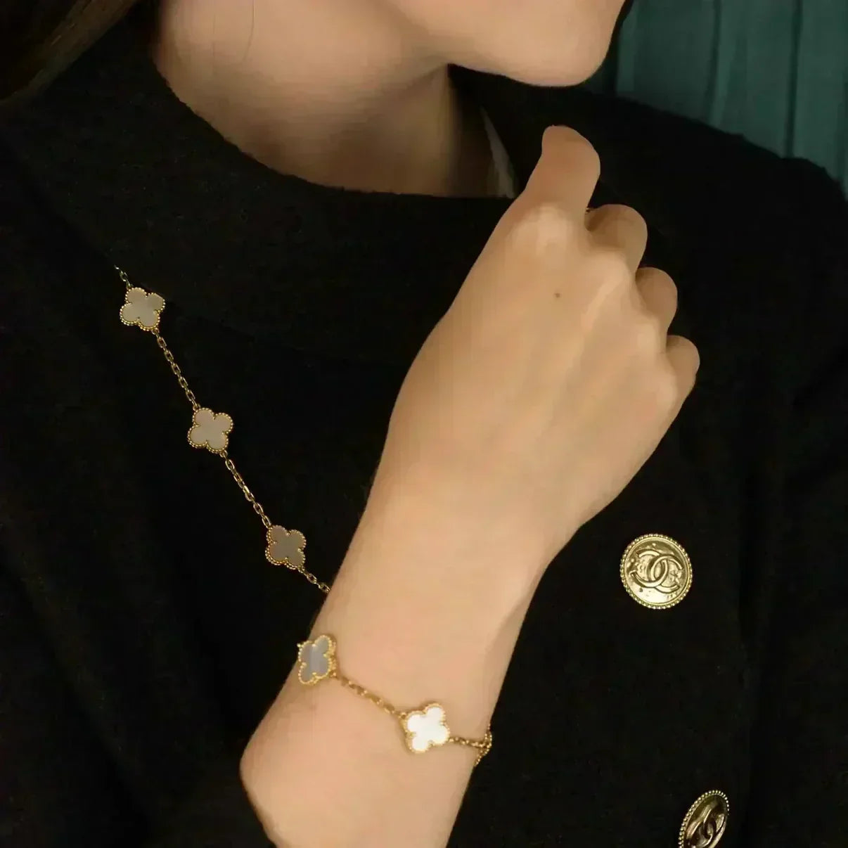 [Lira Jewelry]CLOVER WHITE PEARL MOP 5 MOTIF BRACELET COLLECTION