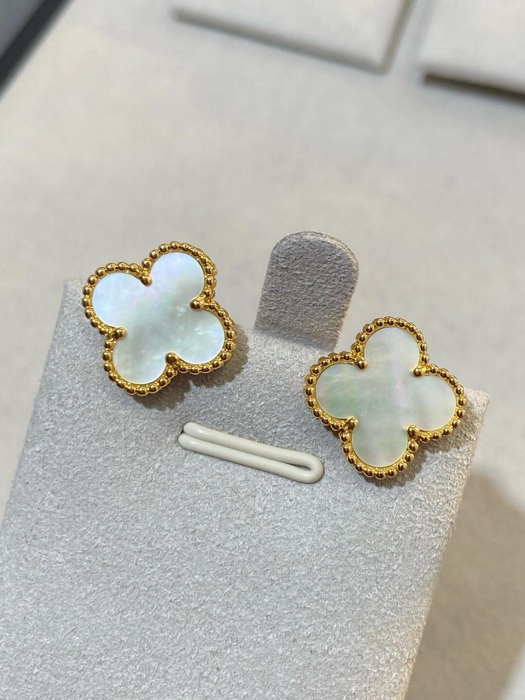 [Lira Jewelry] CLOVER LARGE (20mm) 1 MOTIFS WHITE MOP STUD EARRINGS