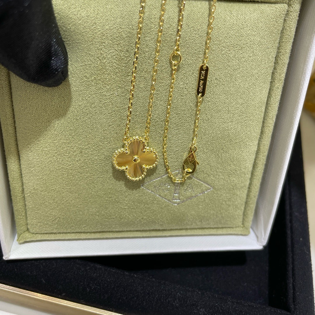 [Lira Jewelry]CLOVER 15MM LASER NECKLACE
