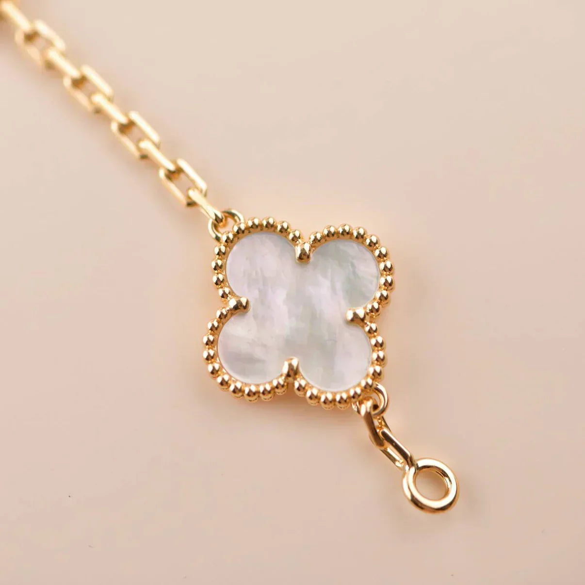 [Lira Jewelry]CLOVER WHITE PEARL MOP 5 MOTIF BRACELET COLLECTION