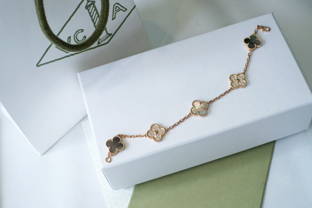[Lira Jewelry] CLOVER 5 MOTIF GRAY MOP BRACELET COLLECTION