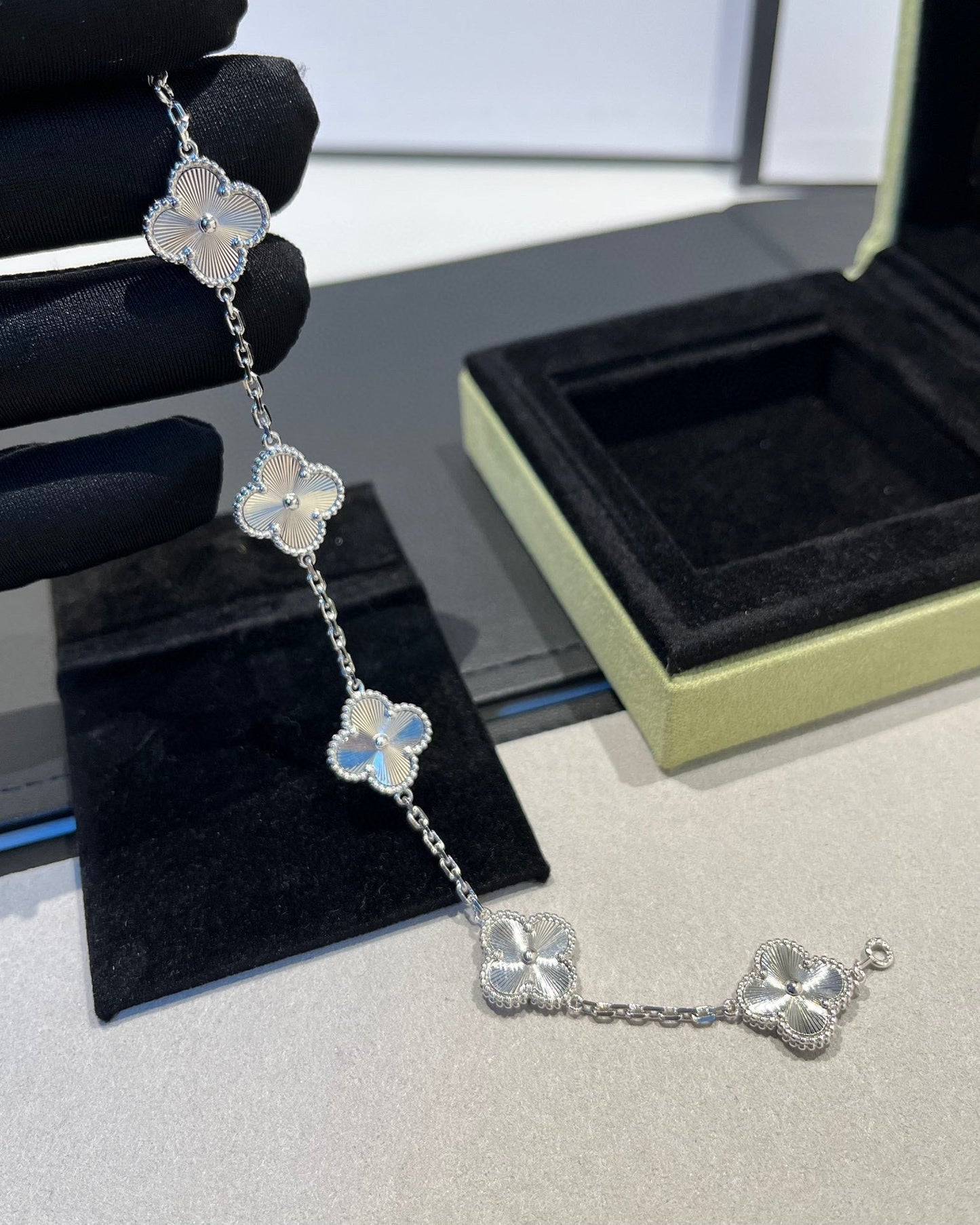 [Lira Jewelry] CLOVER 5 MOTIF LASER BRACELET COLLECTION