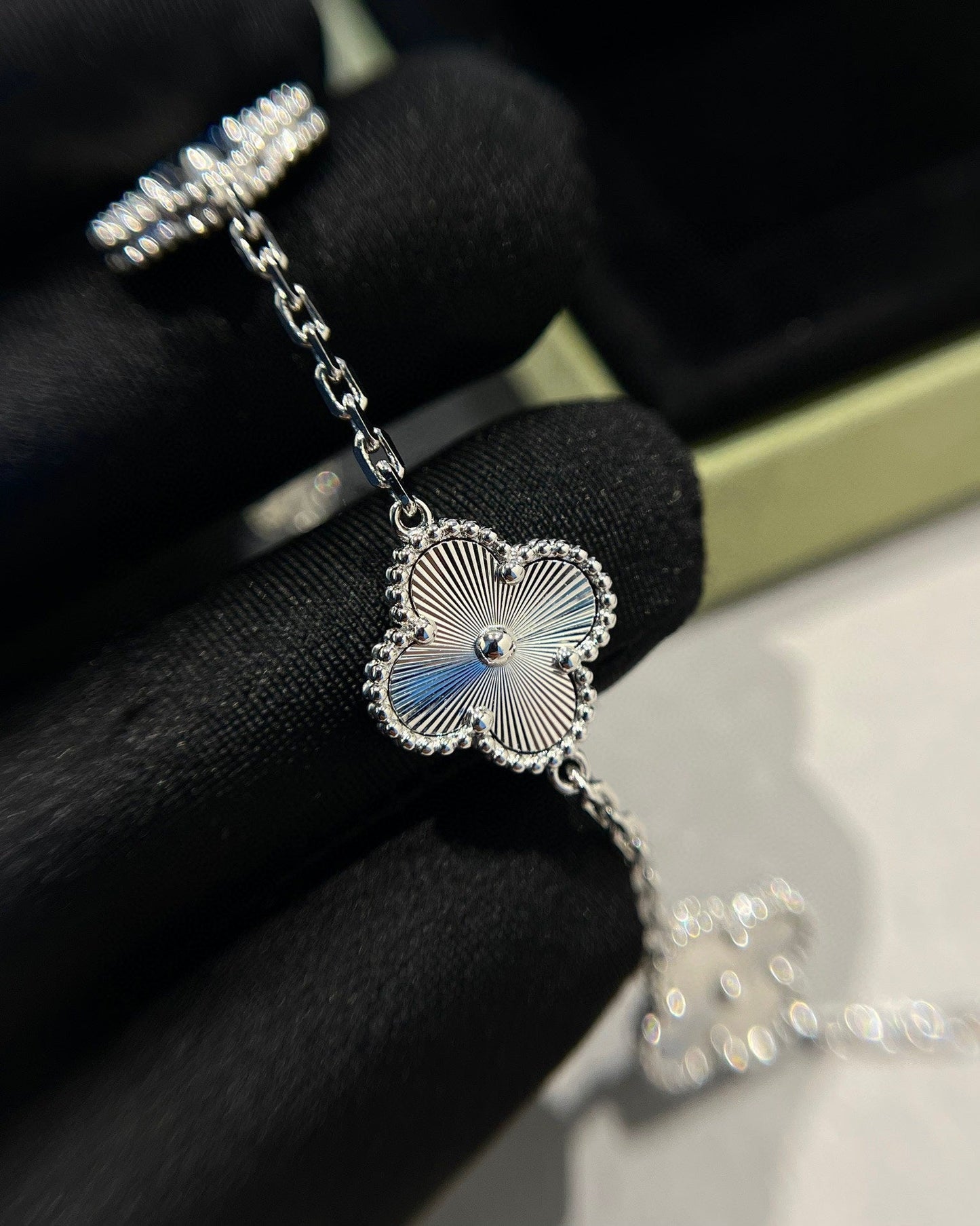 [Lira Jewelry] CLOVER 5 MOTIF LASER BRACELET COLLECTION