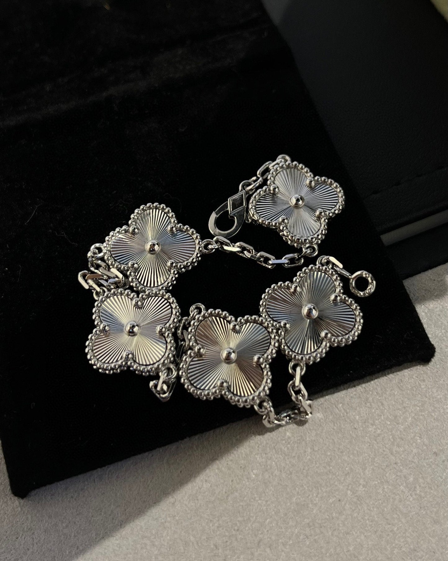 [Lira Jewelry] CLOVER 5 MOTIF LASER BRACELET COLLECTION